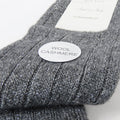 Calze grigie lunghe a coste in Cashmere con lurex argento dettaglio