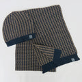 Cappello e sciarpa coordinati in fantasia color blu e fango