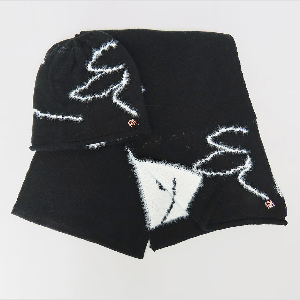 Cappello e sciarpa con grafica in filato piumato