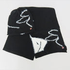 Cappello e sciarpa con grafica in filato piumato