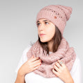 Cappello e sciarpa ad anello rosa antico con paillettes indossato