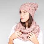 Cappello e sciarpa ad anello rosa antico con paillettes indossato