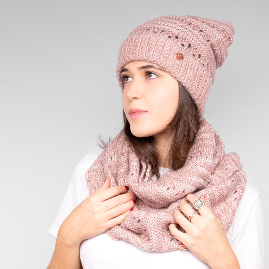 Cappello e sciarpa ad anello rosa antico con paillettes indossato