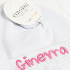 Cappello neonato bianco in cotone con nome ricamato  dettaglio