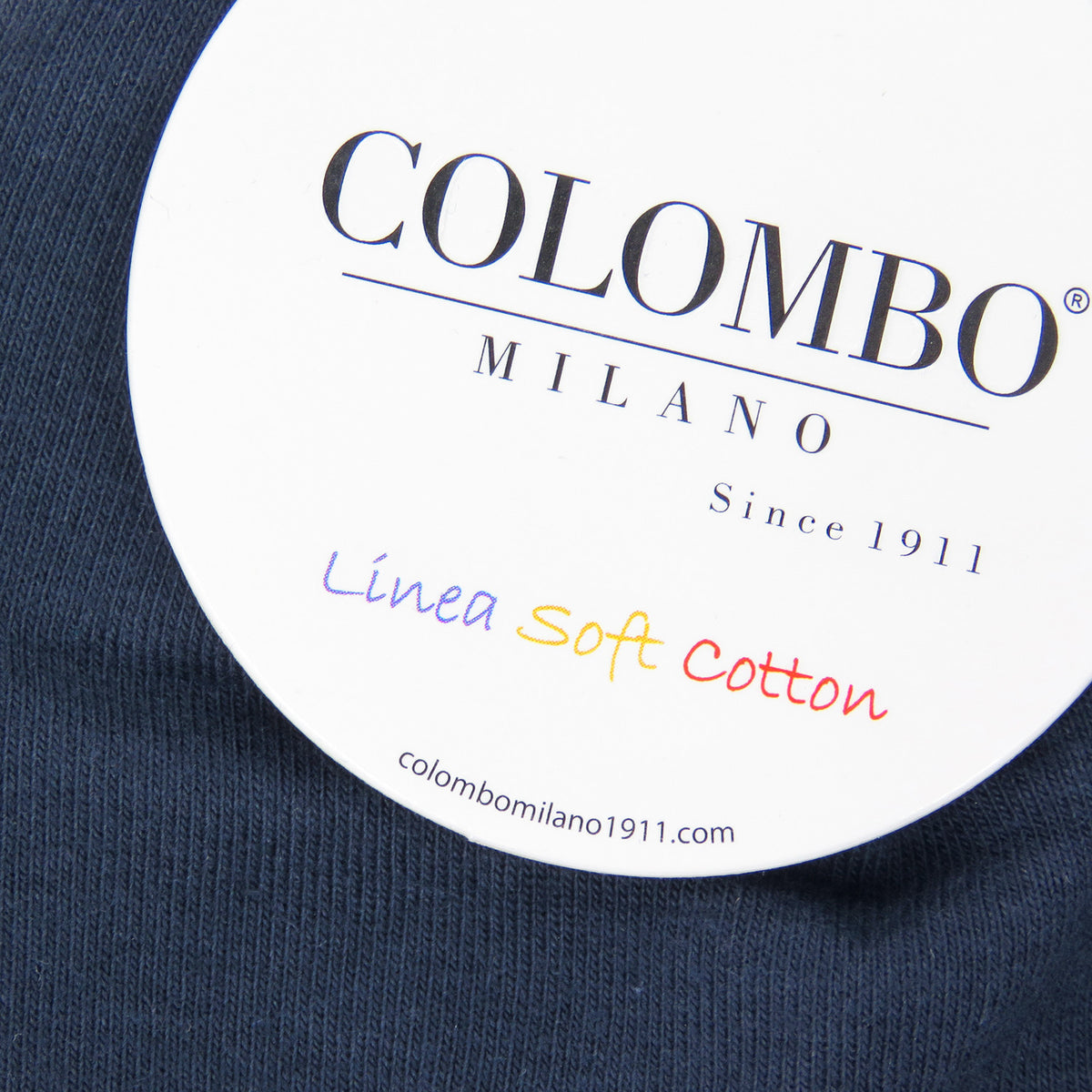 Cappello neonato blu in cotone con nome ricamato dettaglio