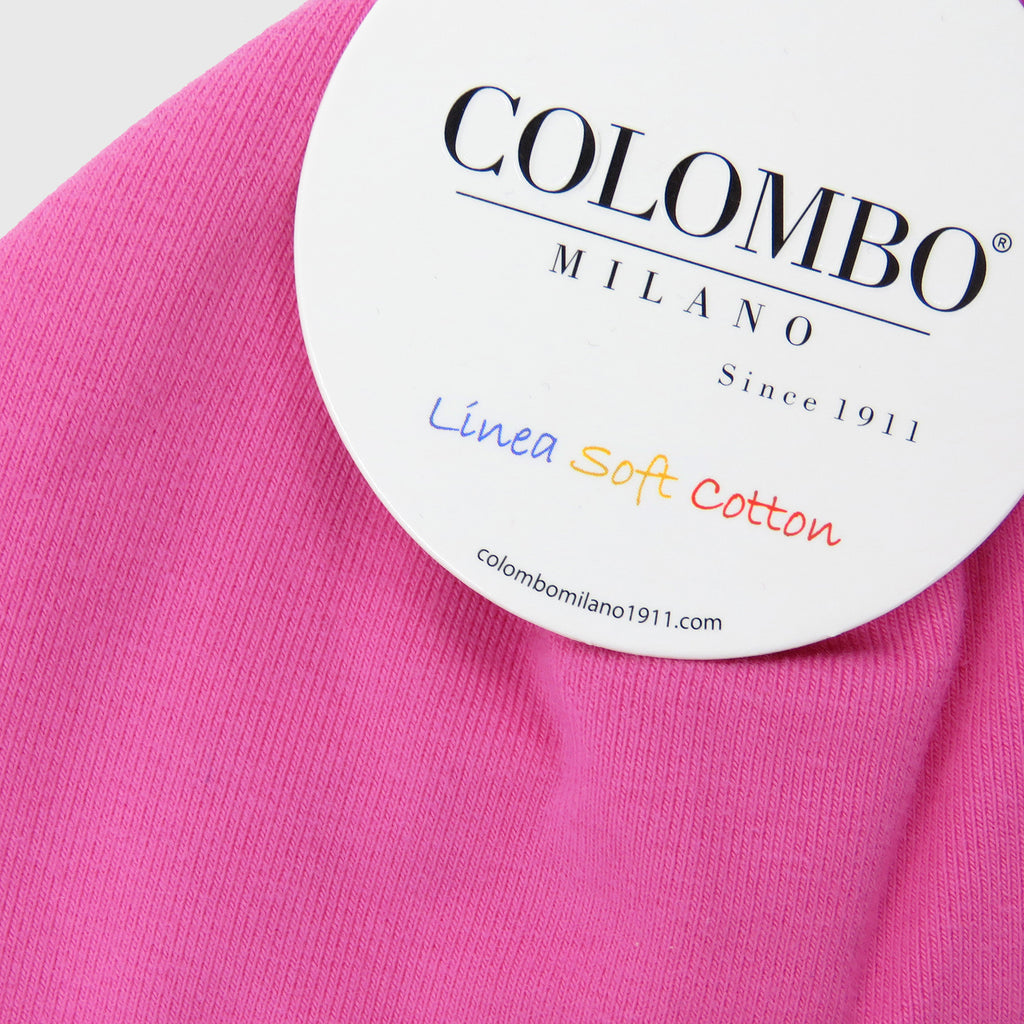 Cappello neonato fucsia in cotone con nome ricamato dettaglio