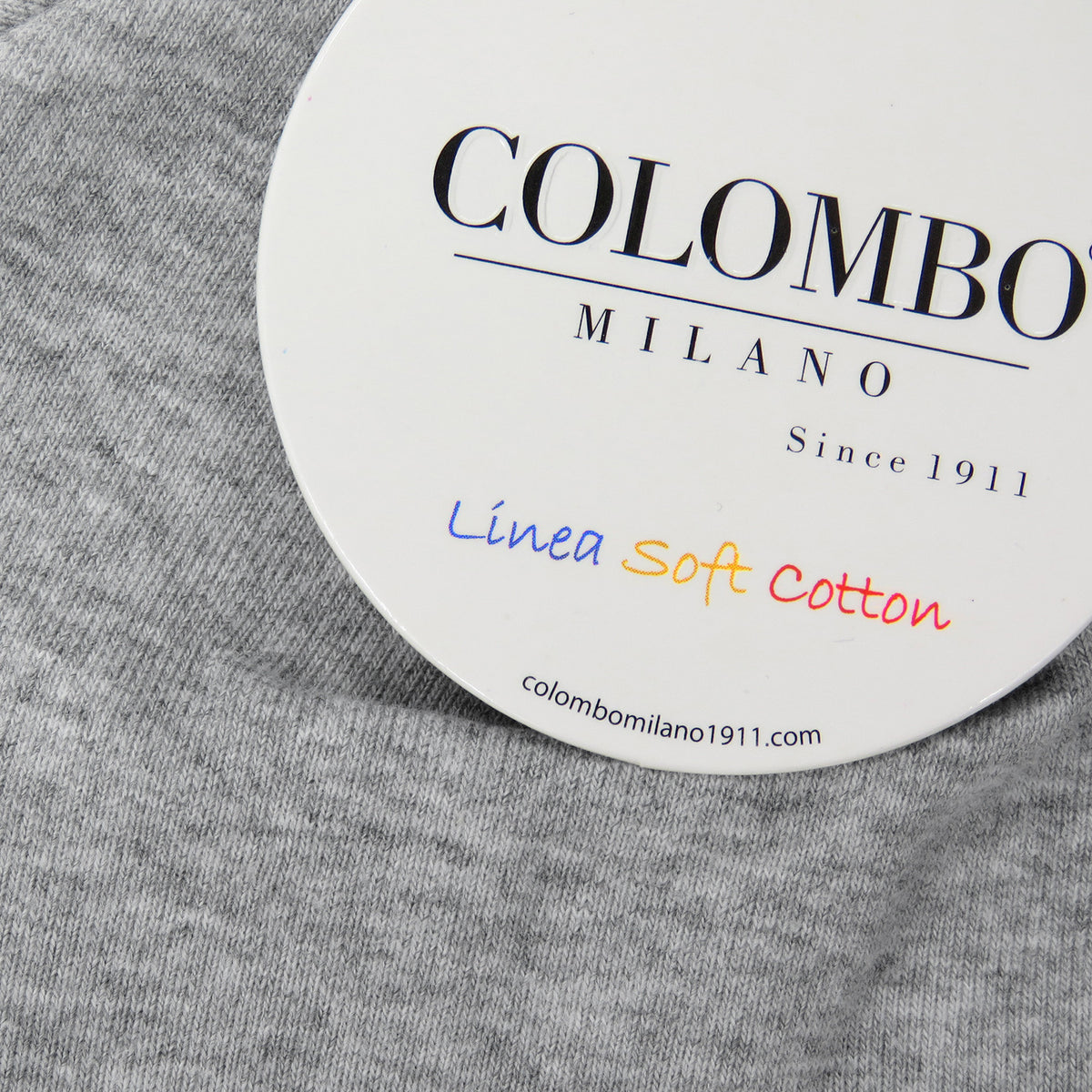 Cappello neonato grigio in cotone con nome ricamato dettaglio