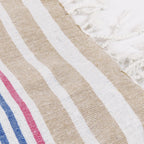Telo mare a righe colorate in cotone biologico personalizzato con ricamo dettaglio
