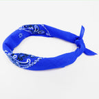 Bandana colorata “PAISLEY” con stampa cachemire - blu elettrico arrotolata