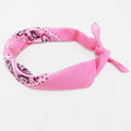 Bandana in cotone con stampa cachemire - rosa pastello arrotolata