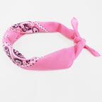 Bandana in cotone con stampa cachemire - rosa pastello arrotolata