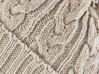 Dettaglio - berretto - cappello morbido tricot lavorato a trecce con risvolto e pompon