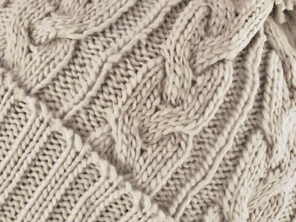 Dettaglio - berretto - cappello morbido tricot lavorato a trecce con risvolto e pompon