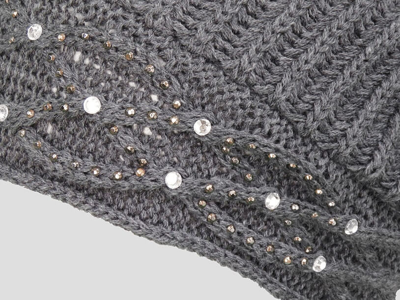 Dettaglio - berretto donna - cappello morbido tricot con motivo a catene tempestato di strass