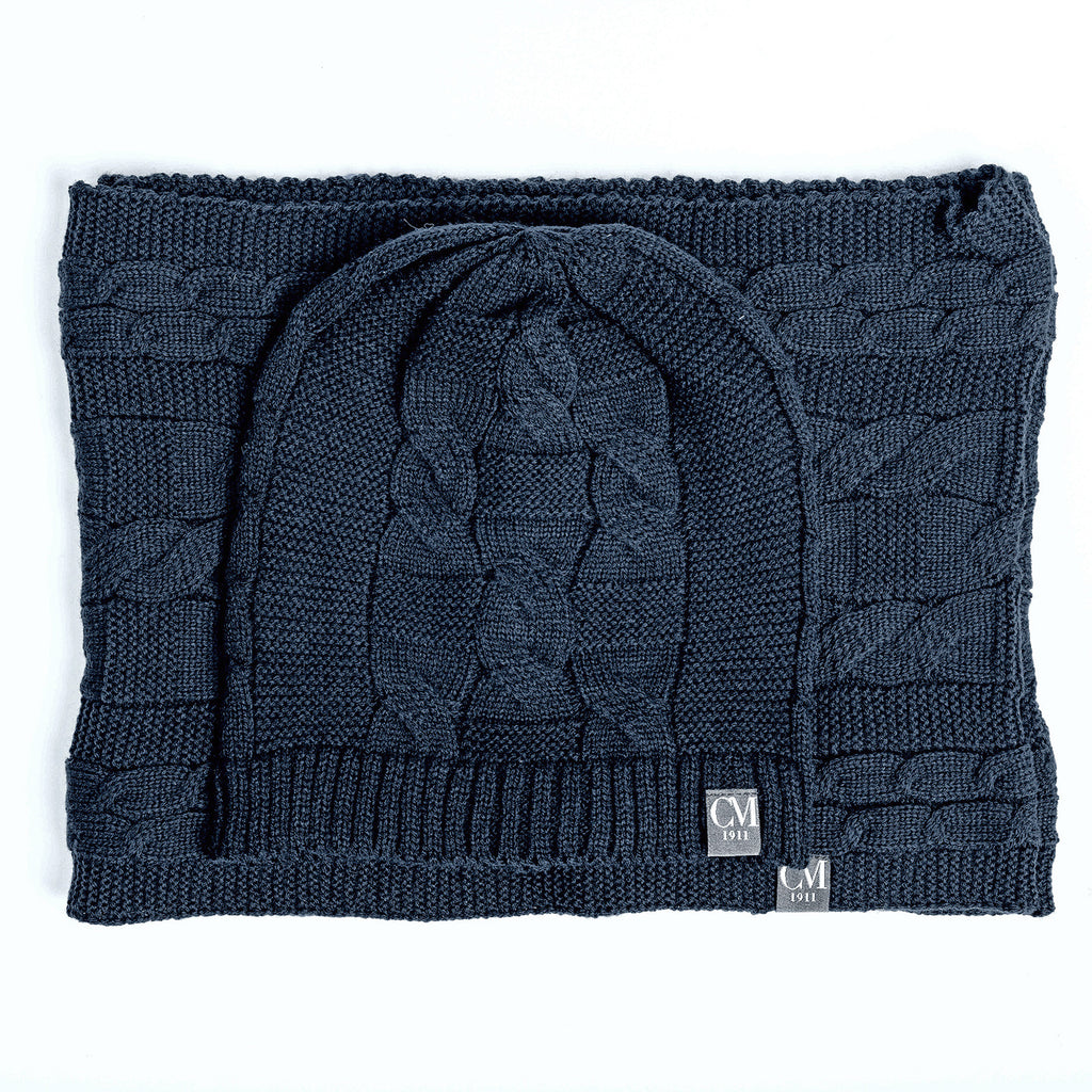 Cappello e sciarpa ad anello blu a trecce vicino