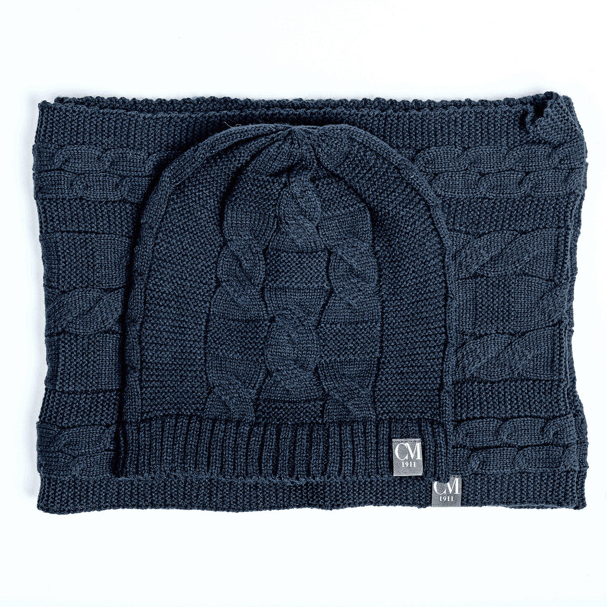 Cappello e sciarpa ad anello blu a trecce vicino
