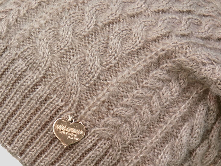 Dettaglio - berretto donna - cappello morbido tricot lavorato a trecce con medaglietta oro a cuore