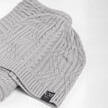 Cappello e sciarpa ad anello fantasia intrecciata dettaglio