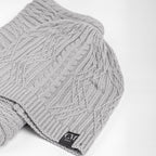 Cappello e sciarpa ad anello fantasia intrecciata dettaglio
