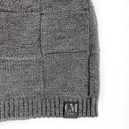 Cappello e sciarpa ad anello tessuto a quadri dettaglio cappello