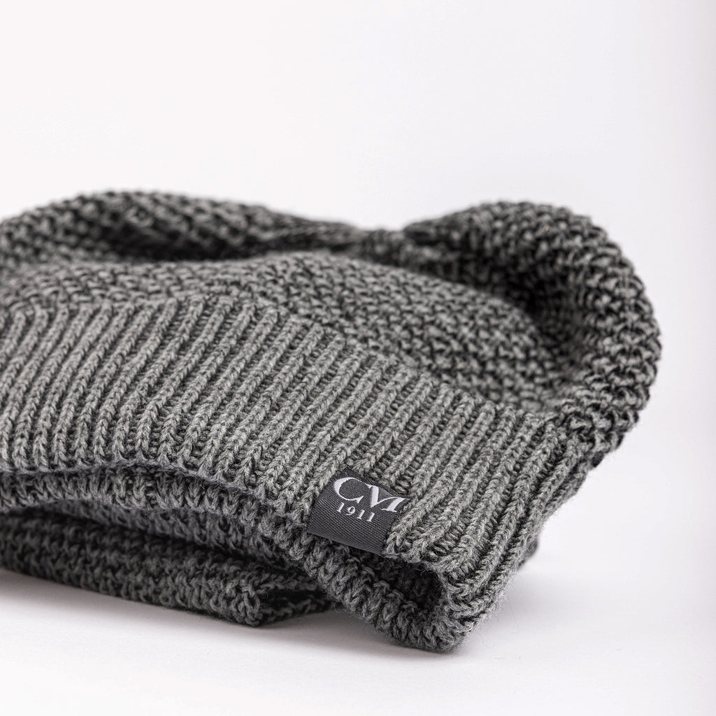 Cappello e sciarpa grigi a grana di riso dettaglio