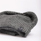 Cappello e sciarpa grigi a grana di riso dettaglio