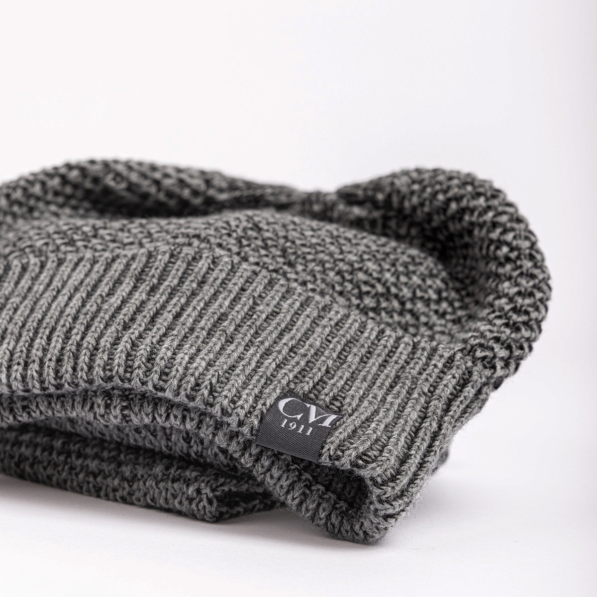 Cappello e sciarpa grigi a grana di riso dettaglio