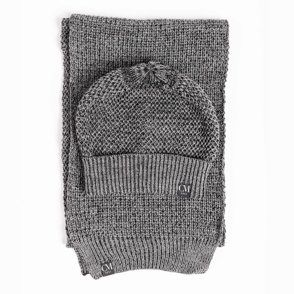 Cappello e sciarpa grigi a grana di riso steso