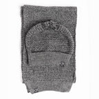 Cappello e sciarpa grigi a grana di riso steso