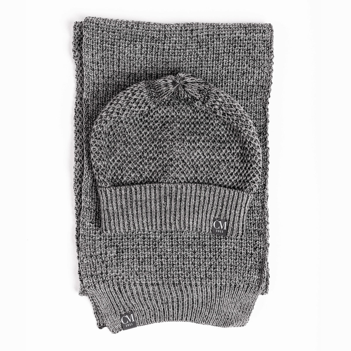 Cappello e sciarpa grigi a grana di riso steso