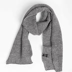 Cappello e sciarpa grigi a grana di riso sciarpa