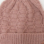 Cappello e sciarpa ad anello rosa antico dettaglio