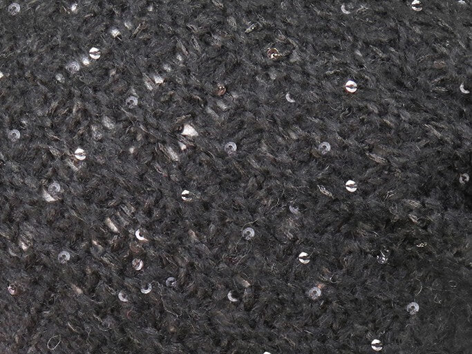 Dettaglio - berretto donna - cappello morbido tricot tempestato di pailettes con medaglietta d'oro a forma di cuore