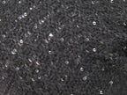 Dettaglio - berretto donna - cappello morbido tricot tempestato di pailettes con medaglietta d'oro a forma di cuore