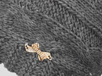 Dettaglio - berretto donna - cappello morbido tricot a trecce con pom-pon decorato da un fiocco d'oro con strass