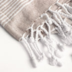 Telo mare beige a righe in cotone dettaglio