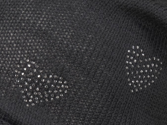 Dettaglio - berretto donna - cappello morbido tricot con cuori di strass e medaglietta oro a forma di cuore