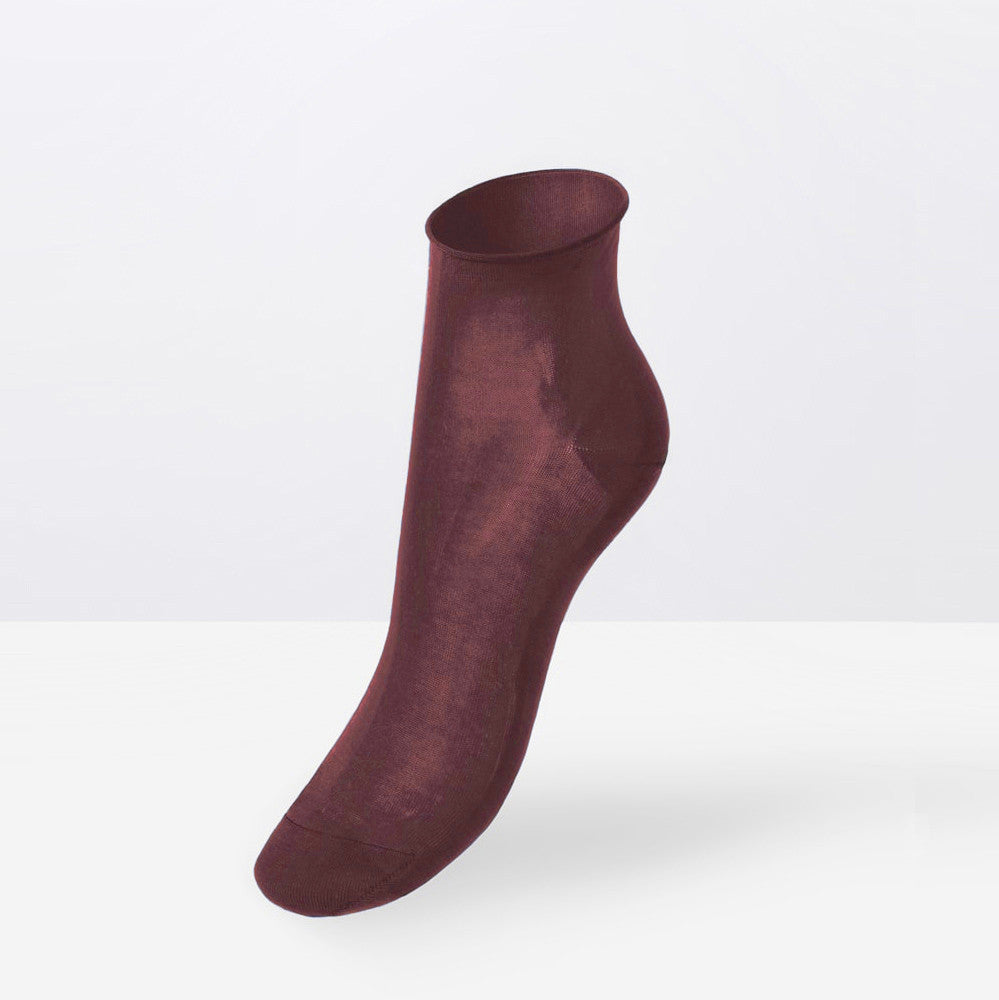 Calze colorate da donna corte taglio vivo bodeaux indossate