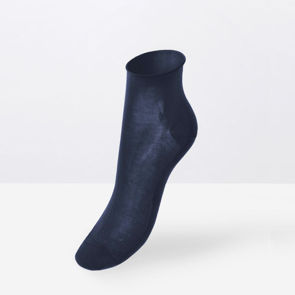 Calze colori scuri da donna corte taglio vivo blu indossate