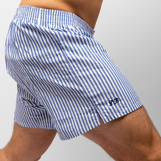 Boxer in tela a righe bianche e blu con iniziali ricamate indossato