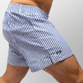 Boxer in tela a righe bianche e blu con iniziali ricamate indossato