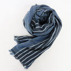 Morbida sciarpa con catenelle in scatola regalo denim arrotolata