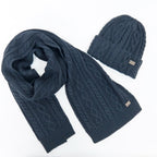 Cappello e sciarpa blu navy con trecce