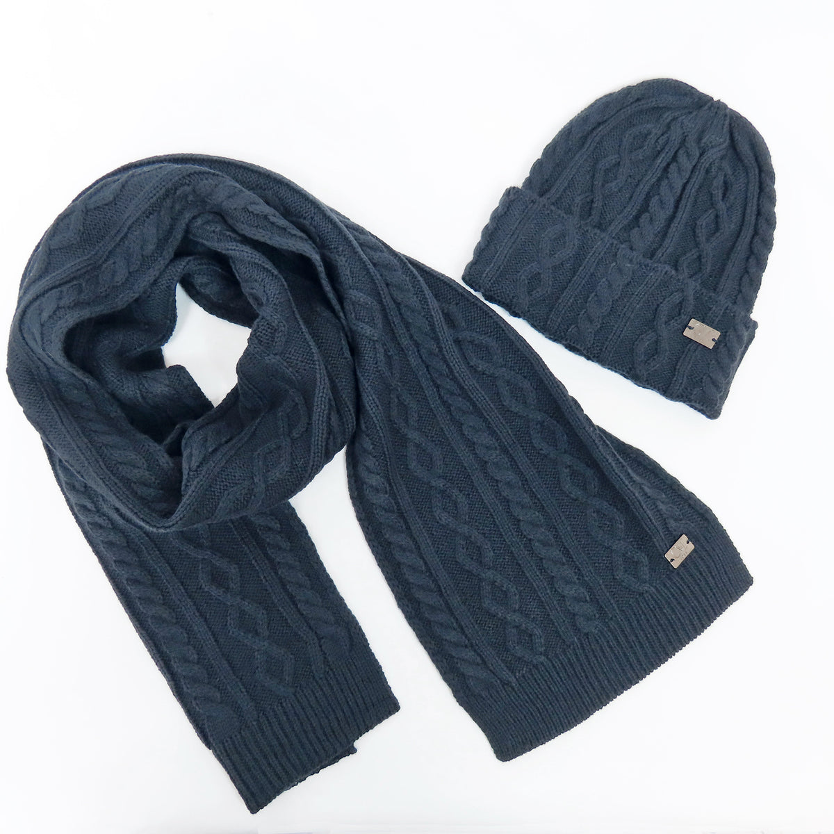 Cappello e sciarpa blu navy con trecce