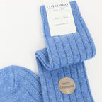 Calze lunghe azzurro polvere in Cashmere con lurex argento dettaglio
