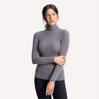 Maglia in modal e cashmere ultralight - maniche lunghe collo alto grigia modella
