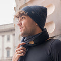 Cappello blu navy con pois camel modello