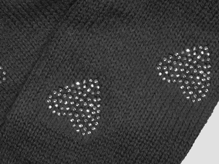 Dettaglio - guanto con cuori di strass e medaglietta oro a forma di cuore