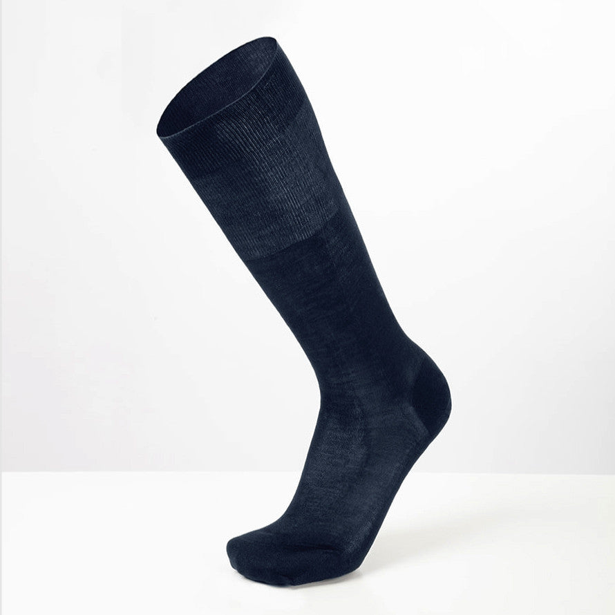 Calze lunghe blu 100% SETA indossate