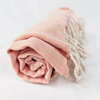 Telo mare rosa salmone a righe in cotone arrotolato